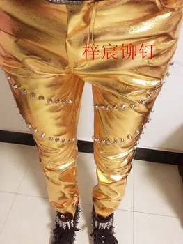28-37 ! Мъжка мода на нови нитове златни кожени панталони плюс размер панталони с певицата костюми облекло